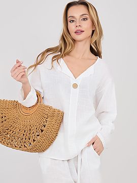 Bluzka Italy Moda  Everyday blouse made of high quality cotton, which ensures comfort and breathability throughout the day. The smooth pattern of the model mak