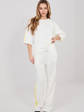 Set Rue Paris  Women\'s tracksuit set consisting of a sweatshirt and pants, perfect for everyday casual styling. The smooth pattern makes the set versatile