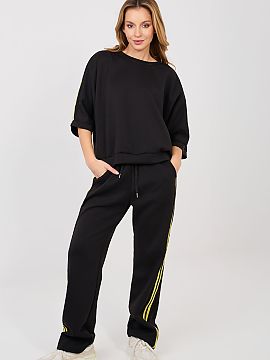 Set Rue Paris  Women\'s tracksuit set consisting of a sweatshirt and pants, perfect for everyday casual styling. The smooth pattern makes the set versatile
