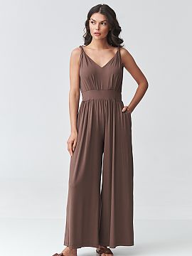 Suit Makadamia  Stylish women\'s jumpsuit with straps is the perfect choice for women looking for a combination of elegance and comfort. The light, flowing 