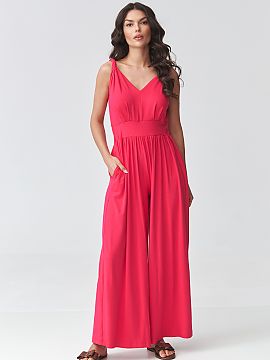 Suit Makadamia  Stylish women\'s jumpsuit with straps is the perfect choice for women looking for a combination of elegance and comfort. The light, flowing 