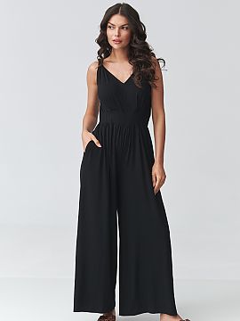 Suit Makadamia  Stylish women\'s jumpsuit with straps is the perfect choice for women looking for a combination of elegance and comfort. The light, flowing 