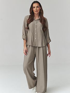 Complete Makadamia  Stylish women\'s set in trendy shades is the perfect proposal for spring and summer. The set consists of a loose shirt buttoned up and wide 