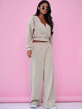 Set LaBalancia  The Meggi corduroy set is an elegant and comfortable women\'s outfit that combines a classic cut with a soft, pleasant-to-the-touch fabric. 