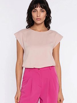 Bluzka Nife  Blouse with a classic, regular cut, providing comfort and freedom of movement. Made of lightweight and pleasant to the touch viscose, it wil