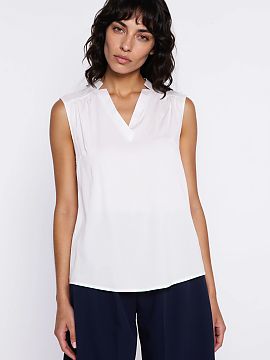 Bluzka Nife  Blouse with a regular cut, which combines comfort with feminine elegance. Made of lightweight and breathable viscose, it fits perfectly on t