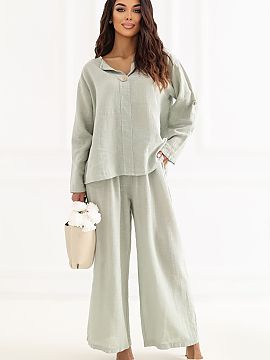 Women's pants Italy Moda  Stylish women\'s wide leg trousers that combine comfort with a fashionable, relaxed style. The model has wide legs, providing full freedom o