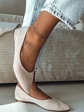 Balerinki Step in style  Women\'s ballet flats made of eco suede are a stylish and comfortable option for everyday wear. The flat design ensures comfort while wearin