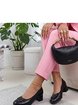Block heel pumps Solea  Classic pumps are a timeless proposition for women who value elegance and comfort in everyday life. Made of high-quality natural leather, th