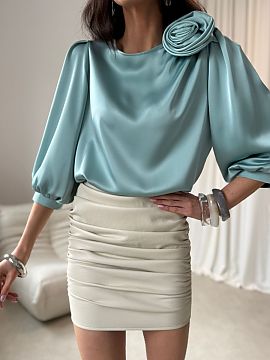 Bluzka Roco Fashion  Giana blouse is an elegant proposal made of high-quality satin fabric, which delicately reflects light, adding a subtle glow to the styling.