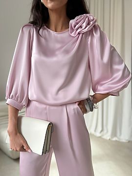 Bluzka Roco Fashion  Giana blouse is an elegant proposal made of high-quality satin fabric, which gently reflects the light, adding a subtle glow to the styling.