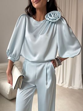 Bluzka Roco Fashion  Giana blouse is an elegant proposal made of high-quality satin fabric, which delicately reflects light, adding a subtle glow to the styling.