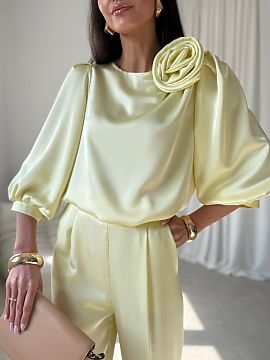 Bluzka Roco Fashion  Giana blouse is an elegant proposal made of high-quality satin fabric, which delicately reflects light, adding a subtle glow to the styling.