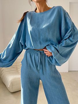 Bluzka Roco Fashion  Loose blouse with a modern, slightly shortened cut delights with soft, flowing fabric and wide sleeves with delicate gathering. The comforta