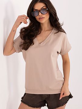 Bluzka Rue Paris  Universal blouse with a casual character, which will be perfect for everyday wear as well as for work. Its smooth cut gives it a timeless el