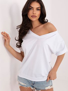 Bluzka Rue Paris  Universal blouse with a casual character, which will work perfectly both for everyday wear and for work. The smooth cut gives it a timeless 