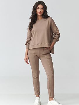 Complete Makadamia  Stylish women\'s tracksuit set is the perfect combination of comfort and modern design. The set consists of a loose oversized sweatshirt wit