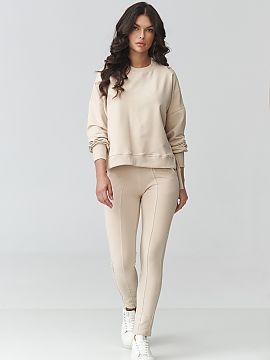 Complete Makadamia  Stylish women\'s tracksuit set is the perfect combination of comfort and modern design. The set consists of a loose oversized sweatshirt wit