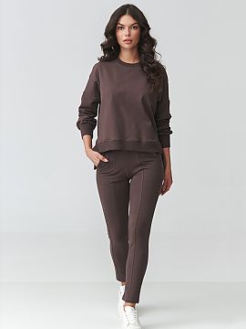 Complete Makadamia  Stylish women\'s tracksuit set is the perfect combination of comfort and modern design. The set consists of a loose oversized sweatshirt wit