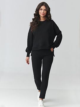 Complete Makadamia  Stylish women\'s tracksuit set is the perfect combination of comfort and modern design. The set consists of a loose oversized hoodie with a 