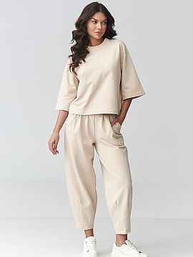 Complete Makadamia  Stylish women\'s tracksuit set is the perfect choice for women who value comfort and a trendy look in their everyday stylings. The set consi