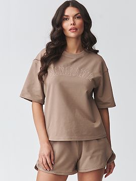 Complete Makadamia  Stylish women\'s set with shorts is the perfect choice for women who value comfort and modern, minimalist style. The set consists of a loose