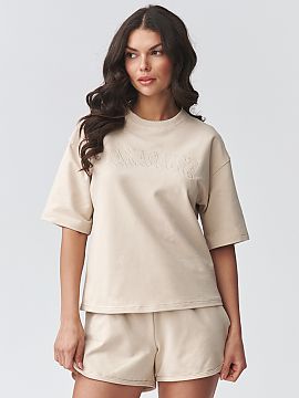 Complete Makadamia  Stylish women\'s set with shorts is the perfect choice for women who value comfort and modern, minimalist style. The set consists of a loose