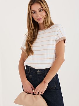 Bluzka Relevance  A casual blouse is a stylish and comfortable proposition for both everyday wear and work. Made of high-quality cotton and elastane blend, it