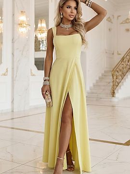 Long gown Numoco  Imagine a warm evening, music in the background, and the moment when you enter the room with ease, as if everything is going your way. This 