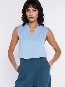Bluzka Nife  Shirt with a regular cut that combines comfort with feminine elegance. Made of lightweight and breathable viscose, it fits perfectly on the 