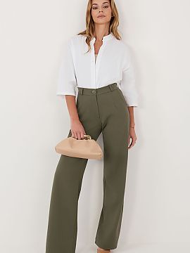 Women's shirt Factory Price  A classic-cut women\'s shirt is an elegant and versatile proposal, perfect for both everyday wear and work. Its smooth pattern gives it a ti