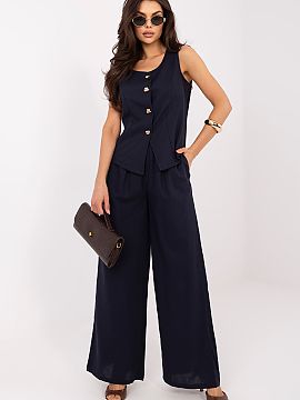 Complete Italy Moda  Women\'s set consisting of a vest and pants is an elegant and comfortable proposition perfect for everyday wear and work. Maintained in a sm