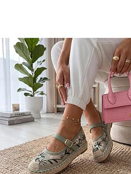 Espadrilles Solea  Charming espadrilles with embroidered flowers are the perfect choice for warm, summer days. Made of lightweight fabric, they impress with a 