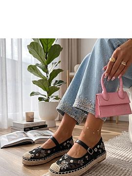 Espadrille Solea  Charming espadrilles with embroidered flowers are the perfect choice for warm, summer days. Made of lightweight fabric, they impress with a 