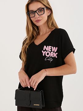 Bluzka Relevance  A standard length everyday blouse is a comfortable and stylish option for daily wear. Made from a soft blend of viscose and elastane, it pro