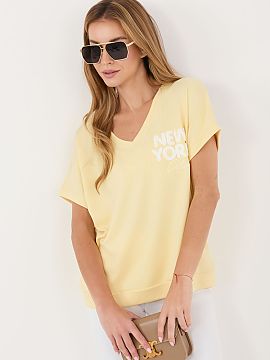 Bluzka Relevance  The daily blouse of standard length is a comfortable and stylish proposition for everyday wear. Made of a soft blend of viscose and elastane
