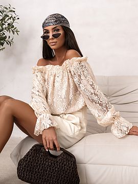 Bluzka LaBalancia  The Spanish blouse MIA with lace in banana yellow is a proposal for women who appreciate the combination of elegance and comfort. Made of hi