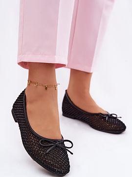 Balerinki Step in style  Women\'s ballet flats from the brand Vinceza are a stylish and elegant proposal perfect for warmer days. The flat design ensures comfort for