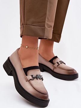 Mocassin Step in style  Women\'s moccasins made of natural leather by Vinceza are a stylish proposal combining elegance with comfort. The leather upper ensures dura