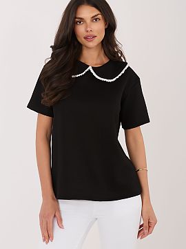 Bluzka Italy Moda  An elegant blouse with a smooth finish is a versatile option, perfect for everyday wear, work, and more formal occasions. Made from a blend 
