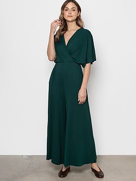 Suit awama  This model is a proposal that combines modern aesthetics with the highest comfort of everyday use. The stylish cut is designed to softly env