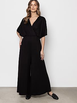 Suit awama  This model is a proposal that combines modern aesthetics with the highest comfort of everyday use. The stylish cut is designed to softly env