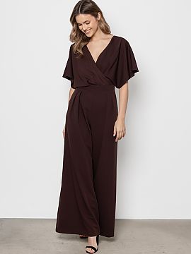Suit awama  Elegant jumpsuit with a modern cut that combines comfort with refined style. The top has a wrap neckline subtly emphasizing the silhouette a