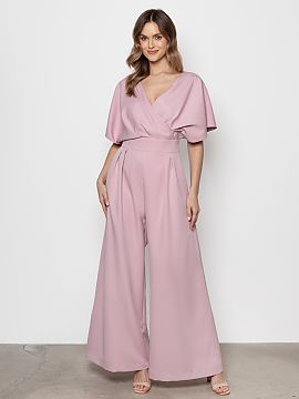 Suit awama  Elegant jumpsuit with a modern cut, which combines comfort with refined style. The upper part has a wrap neckline subtly emphasizing the sil