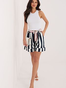 Shorts Factory Price  Women\'s fabric shorts are a comfortable and stylish option for everyday wear, perfect for warmer days. Maintained in a light, feminine styl