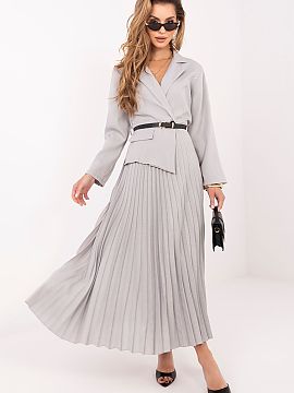 day dress Rue Paris  An elegant maxi dress in a flared cut, perfect for both work and formal occasions. The top in a sailor style with a classic collar and butto