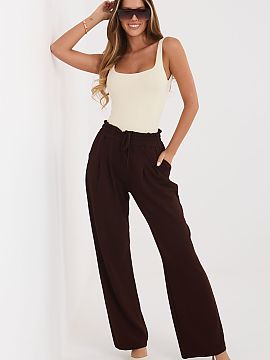 Tracksuit trousers Rue Paris  Straight leg sweatpants are a combination of comfort and modern style, perfect for everyday wear. The model with a high waist and pleating a
