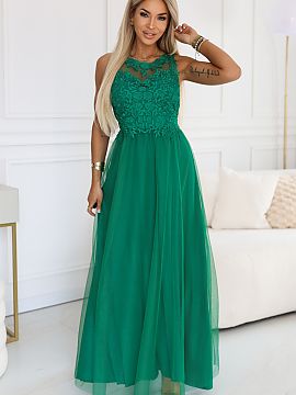 Long gown Numoco  Imagine an evening when everything is buttoned up to the last button, and you enter the room calm and confident in your styling. This green 