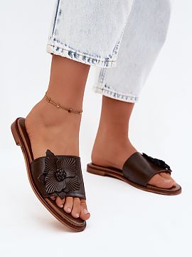 Flip-flops Step in style  Women\'s leather sandals are a stylish and comfortable option for warm days. The classic design complements both everyday and more feminine 