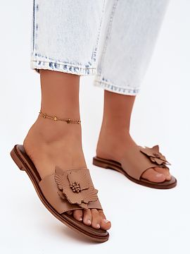 Flip-flops Step in style  Women\'s leather sandals are a stylish and comfortable option for warm days. The classic design makes the model complement both everyday and